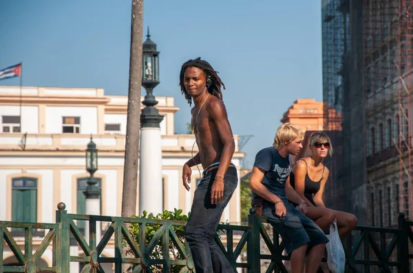 Habana Cuba 2018 Joven Montado Monopatín Habana Cuba Durante Día —  Fotos de Stock