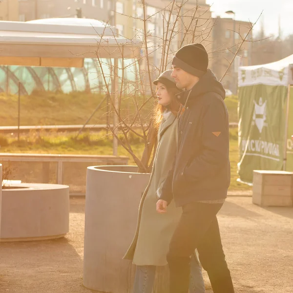 Praga República Checa 2021 Retrato Una Joven Pareja Caminando Centro —  Fotos de Stock