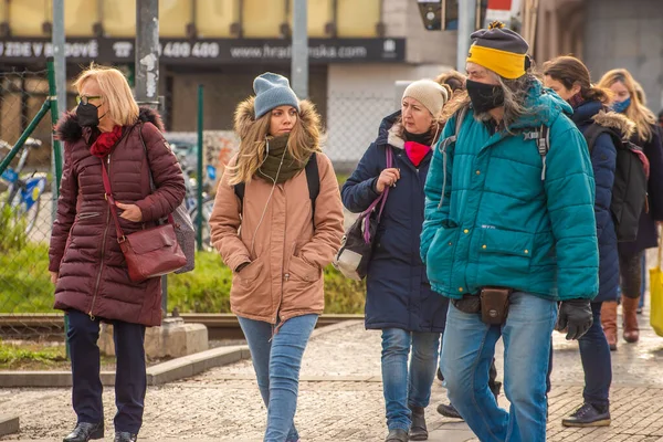 Prag Tjeckien 2021 Porträtt Människor Som Korsar Järnvägen Wain Centrum — Stockfoto