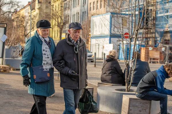 Praga República Checa 2021 Retrato Una Pareja Ancianos Caminando Centro —  Fotos de Stock