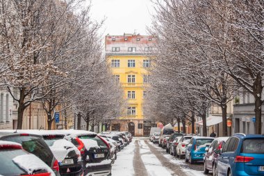 Prag, Çek Cumhuriyeti. 01-31-2021. Prag şehrinde kış aylarında arabaların ve ağaçların üzeri karla kaplıydı..