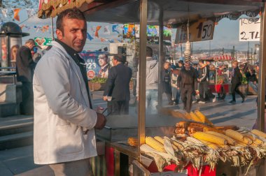 İstanbul, Türkiye. 05-23-2018. Türkiye 'de İstanbul sokaklarında mısır satan Müslüman bir adam.