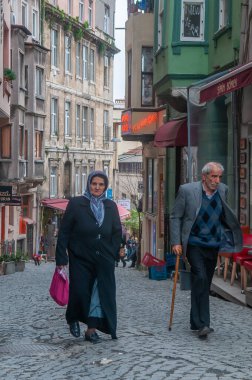 İstanbul, Türkiye. 05-23-2018. Türkiye 'de İstanbul sokaklarında yürüyen yaşlı Müslüman bir çift.