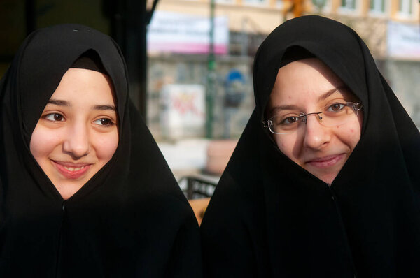 Стамбул, Турция. 05-23-2018. Портрет двух молодых мусульманских подростков в черном платье Абаят, на улицах Стамбула в Турции.