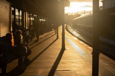 Brno, Çek Cumhuriyeti. 02-17-2021. Brno şehir merkezindeki Halvni Nadrazi tren istasyonunda soğuk bir kış gününde gün batımının güzelliğiyle.