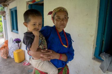 Pokhara, Nepal. 09-15-2017. Nepal dağlarında küçük bir köyde yaşayan anne ve oğulun portresi.