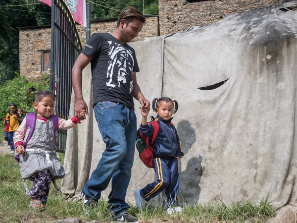 Pokhara Nepál 2017 Otec Vesnice Nepálu Přivede Své Dcery Školy — Stock fotografie