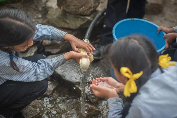 Похара Непал 2017 Девушки Деревни Горах Непала Получают Питьевую Воду — стоковое фото