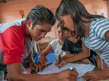Suchitoto, El Salvador. 06-25-2016. Kırsal kesimde okula giderken resim yapan çocuklar. Ülkenin kırsal kesimlerinde yaşayan insanlar, hayatta kalmak için sığır yetiştirmeye ve sebze yetiştirmeye bel bağlıyorlar..