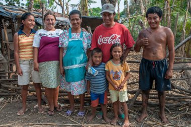 Suchitoto, El Salvador. 06-25-2016. Kırsal bölgede yaşadıkları evde aile portresi. Ebeveynlerine günlük görevlerinde yardım ederler..