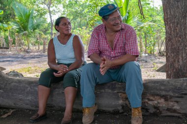 Suchitoto, El Salvador. 06-25-2016. Ülkenin kırsal kesimlerinde yaşayan karı ve koca, sığır yetiştirmenin yanı sıra hayatta kalmak için sebze yetiştiriyor..