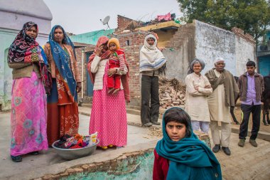 Rajasthan. Hindistan. 07-02-2018. İnsanlar kırsal kesimlerinde toplandı. Çocuklarla ilgilenen kadınların yanı sıra, ailelerinin maddi bakımı konusunda önemli bir rolleri vardır..