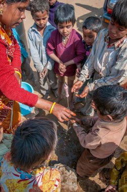 Rajasthan. Hindistan. 07-02-2018. Çocuklar kırsal kesimlerinde su içiyor. Özellikle düşük kasttaki insanlar Hindistan 'daki çocukları için aşırı yoksulluk ve fırsat sıkıntısı çekiyorlar..