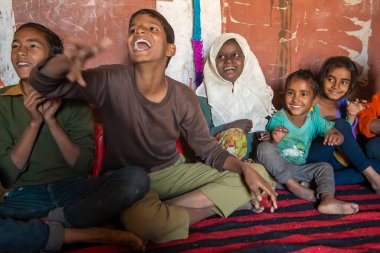 Rajasthan. Hindistan. 07-02-2018. Köylerinde okula giden çocuklar eğitim görüyorlar. Çocuklar aile ihtiyaçlarını karşılamak için genellikle para dilenerek para kazanırlar..