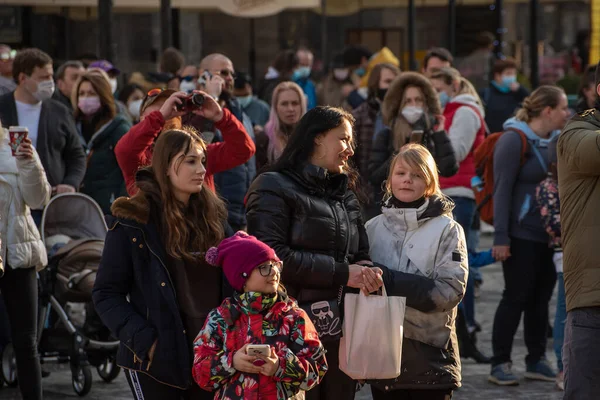 Prag, Çek Cumhuriyeti. 02-23-2021. Prag 'ın şehir merkezindeki kalabalık soğuk bir kış gününde.