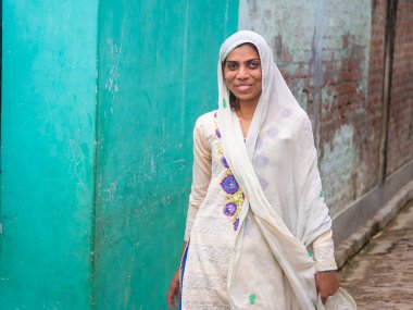 Rajasthan. Hindistan. 07-02-2018. Rajasthan köyünde yürüyen beyaz elbiseli güzel bir kadının portresi..