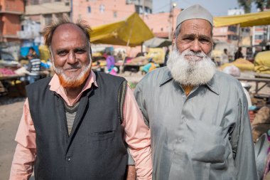 Jaipur, Hindistan. 09-05-2018. Jaipur 'un merkezindeki yerel pazarda çalışan iki adamın portresi..