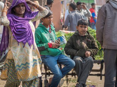 Jaipur, Hindistan. 09-05-2018. Jaipur pazarında sebze satan iki genç..