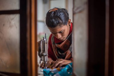 Rajasthan. Hindistan. 07-02-2018. Genç kadın, gelecekteki bir iş fırsatı olarak köylerinde dikiş dersleri alıyor..