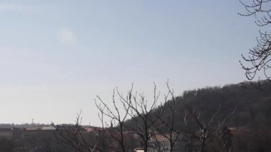 Prag, Çek Cumhuriyeti. 03-10-2021. Güneşli bir kış günü Prag şehir merkezindeki Charles Köprüsü 'nden Vltava Nehri manzarası.