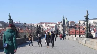 Prag, Çek Cumhuriyeti. 03-10-2021. İnsanlar kış boyunca Prag şehir merkezindeki Charles Köprüsü 'nde yürüyüp eğleniyorlar..