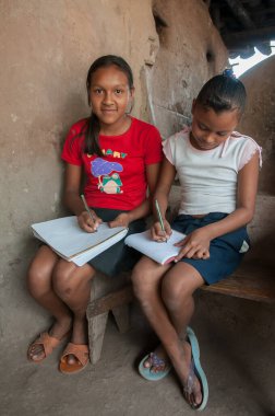 Rivas, Nikaragua. 07-15-2016. Çocuklar Nikaragua 'nın kırsal kesiminde ödevlerini yapıyorlar. Okula gitmek için her gün uzun mesafe yürümek zorundalar..