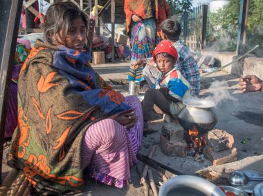 Varanasi. Hindistan. 11-02-2018. Varanasi tren istasyonunda kahvaltı yapan bir aile..