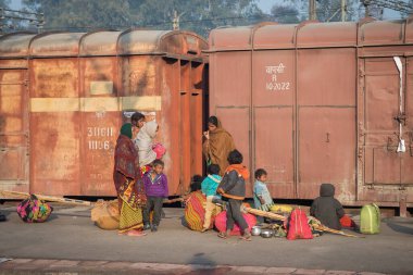 Varanasi. Hindistan. 11-02-2018. Bir aile kahvaltı yapıyor ve Varanasi tren istasyonunda diş yıkıyor..