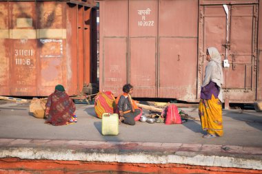 Varanasi. Hindistan. 11-02-2018. Bir aile kahvaltı yapıyor ve Varanasi tren istasyonunda diş yıkıyor..