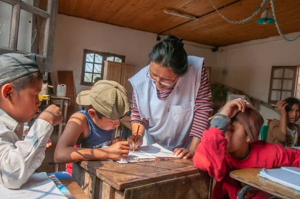 Chaco Eyaleti. Arjantin. 15-01-2019. Kuzey Arjantin 'deki Chaco Eyaleti' nde öğrencilere ödevlerinde yardım eden yerli öğretmen..