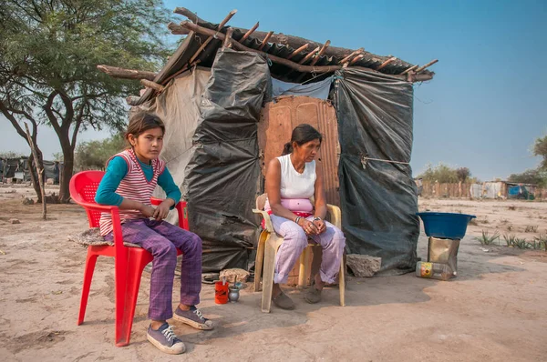 Chaco Eyaleti. Arjantin. 15-01-2019. Arjantin 'in kuzeyindeki Chaco eyaletindeki köylerinde yaşayan yerli anne ve kız..