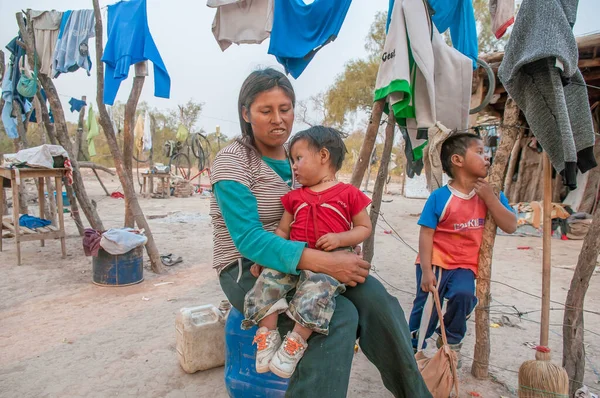 Chaco. Arjantin. 15-01-2019. İki oğluyla birlikte Arjantin 'in kuzeyindeki Chaco eyaletinde yaşayan yerli bir anne..