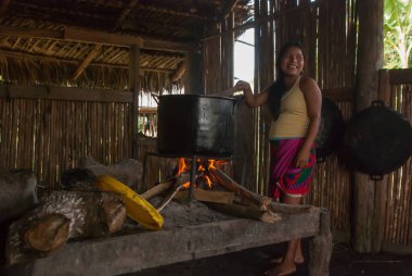 Darien Eyaleti, Panama. 07-18-2019. Orta Amerika, Panama 'daki Darien Eyaleti' nden yerli bir kadın aileye yemek pişiriyor..