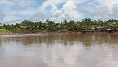 Darien Eyaleti, Panama. 07-18-2019. Panama, Orta Amerika 'daki Darien Eyaleti' nden yerli bir köylü kızın sularından geniş görüş..