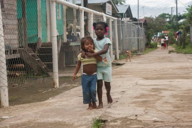 Darien Eyaleti, Panama. 07-18-2019. Orta Amerika, Panama 'daki Darien vilayetinden yerli bir kız ve afro-torun kız birlikte köyde yürüyorlar..