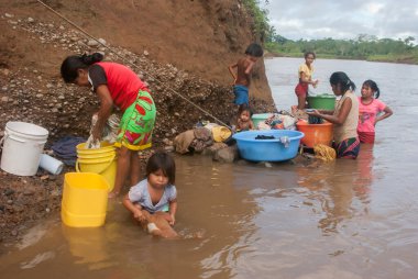 Darien Eyaleti, Panama. 07-18-2019. Orta Amerika, Panama 'daki Darien Eyaleti' nden bir grup yerli kadın nehirde çamaşır yıkıyor..