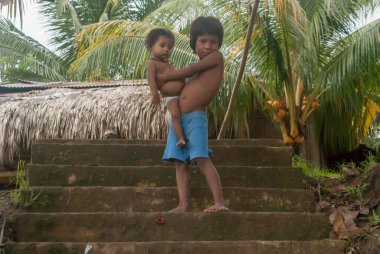 Darien Eyaleti, Panama. 07-18-2019. Orta Amerika, Panama 'daki Darien Eyaleti' nden bir çocuğun portresi kardeşini kollarında taşıyor.. .