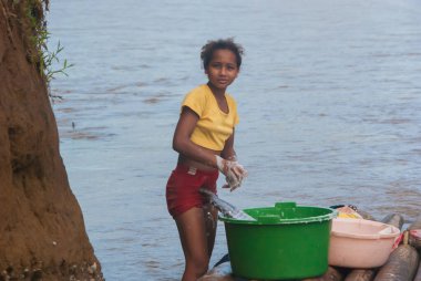 Darien Eyaleti, Panama. 07-18-2019. Orta Amerika, Panama 'daki Darien Eyaleti' nden bir genç kız nehirde çamaşır yıkıyor..