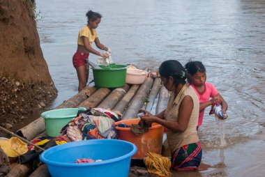 Darien Eyaleti, Panama. 07-18-2019. Orta Amerika, Panama 'daki Darien Eyaleti' nden bir genç kız nehirde çamaşır yıkıyor..