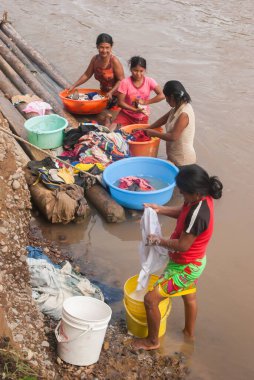 Darien Eyaleti, Panama. 07-18-2019. Orta Amerika, Panama 'daki Darien Eyaleti' nden bir grup yerli kadın nehirde çamaşır yıkıyor..