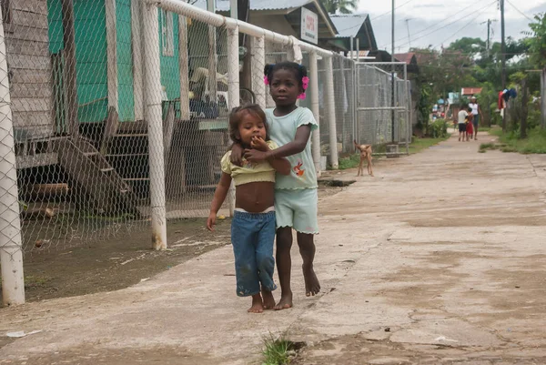 Darien Eyaleti, Panama. 07-18-2019. Orta Amerika, Panama 'daki Darien vilayetinden yerli bir kız ve afro-torun kız birlikte köyde yürüyorlar..