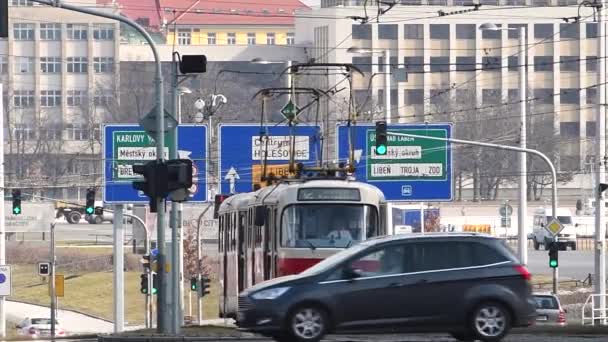 Прага Чехия 2021 Трамвай Пассажирами Центре Праги Холодный День Зимой — стоковое видео