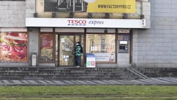 Praag Tsjechië 2021 Man Met Masker Lopen Krijgen Een Tesco — Stockvideo