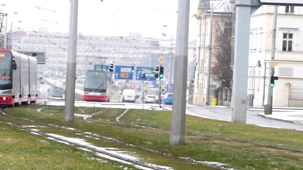チェコ共和国プラハ 2021年3月12日 冬の寒い日にハルダンスカ トラムと駅で乗客を運ぶトラム — ストック動画