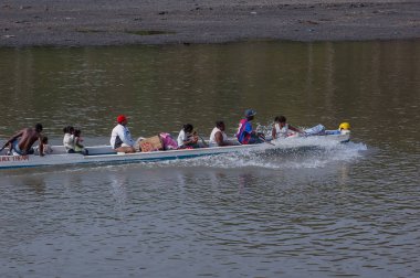 Darien Eyaleti, Panama. 07-18-2019. Yerli ve göçmenler, Orta Amerika 'nın Panama eyaletinde erzak almak için Yaviza' ya tekne ile gidiyorlar.,
