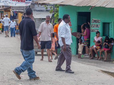 Darien Eyaleti, Panama. 07-18-2019. Yerli aile Darien Eyaleti, Panama, Orta Amerika 'da ulaşımı bekliyor.,