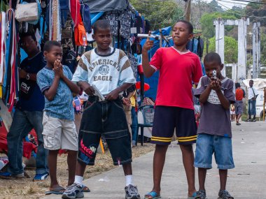 Darien Eyaleti, Panama. 07-18-2019. Orta Amerika 'nın Panama bölgesindeki Yaviza sokaklarında sahte silahlarla oynayan yerli halk,