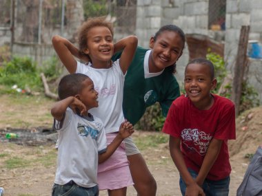 Darien Eyaleti, Panama. 07-18-2019. Yaviza sokaklarında toplanan yerli çocuklar Darien Eyaleti, Panama, Orta Amerika 'da eğlenmek için eğleniyorlar.,