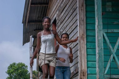 Darien Eyaleti, Panama. 07-18-2019. Darien Eyaleti, Panama, Orta Amerika 'da gülümseyen Afro-torun ergen erkek portresi,