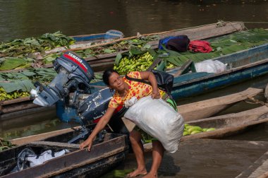 Darien Eyaleti, Panama. 07-18-2019. Yerli göçmen kadın Darien Eyaleti, Panama, Orta Amerika 'da tekne ile yiyecek almak için markete gitti.,